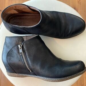 Dansko leather bootie 39
